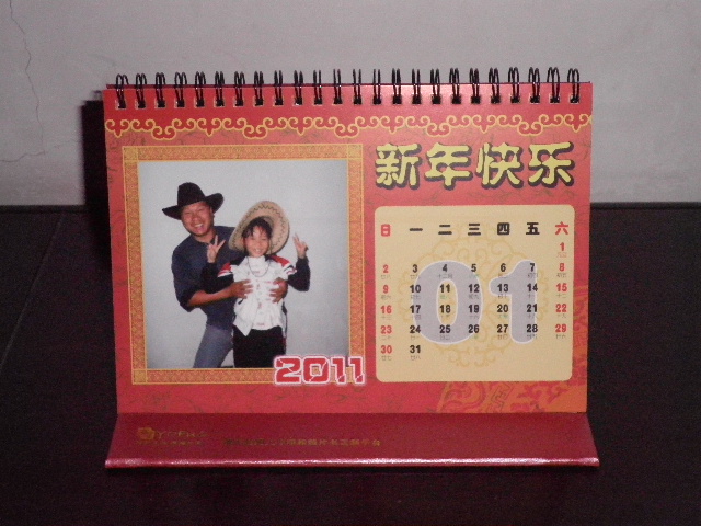 個(gè)性臺(tái)歷內(nèi)頁(yè)展示，父女兩的感情倍兒好