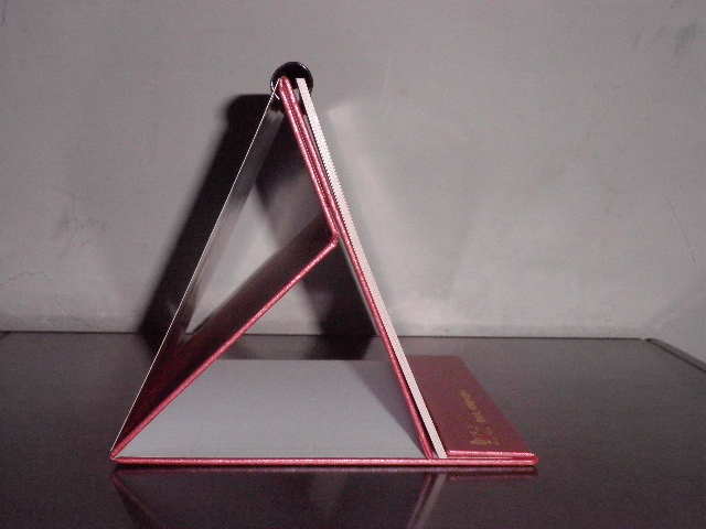 從側(cè)面看有福個(gè)性臺(tái)歷，三腳架的造型堅(jiān)實(shí)穩(wěn)固