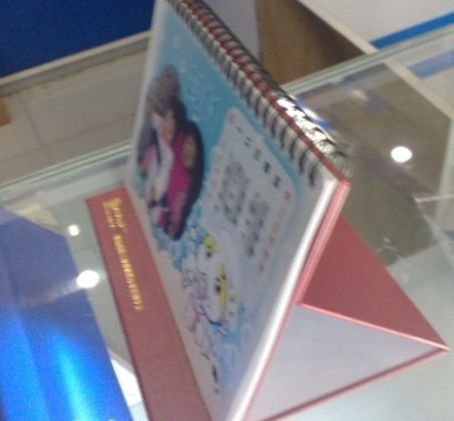 給大家看看個性臺歷的側(cè)面構(gòu)造，三角架結(jié)實