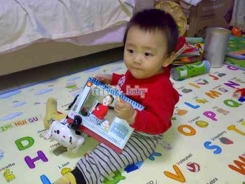 臺(tái)歷造型十分穩(wěn)固，不花哨