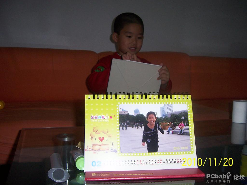 拍照就準(zhǔn)備落跑了，乖乖的和臺歷合個影啊