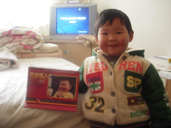 牛牛和臺歷的合影，很喜歡這個小東西哦