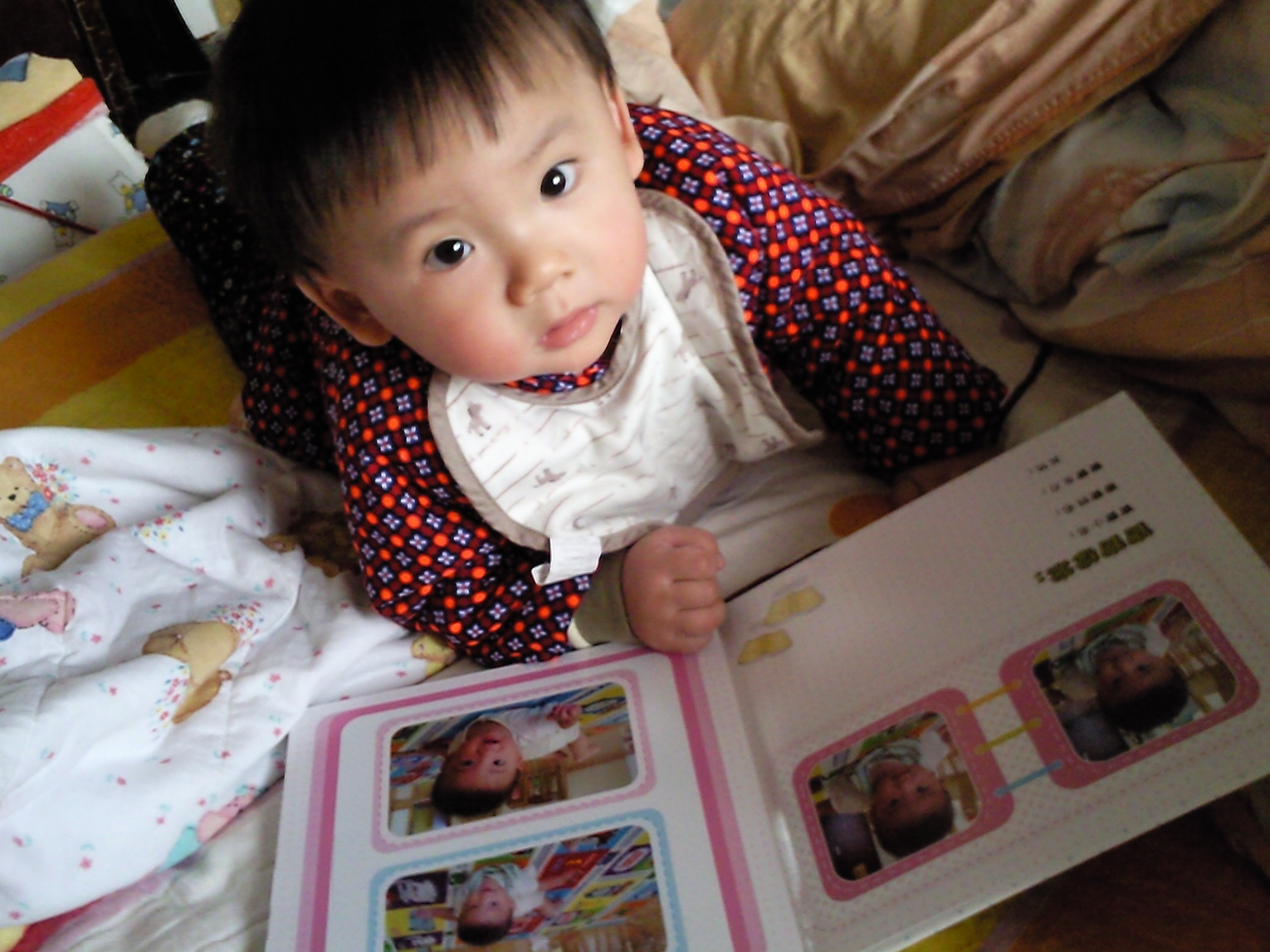 兒子你看什么呢,媽咪給你做了好東西,你要看的是照片書