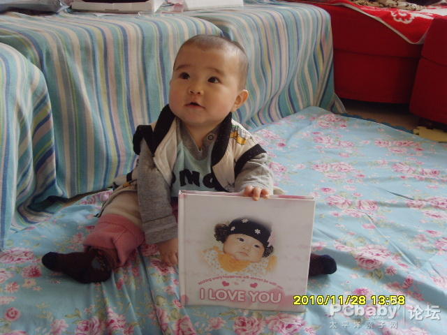 小伙子看書本，不要看著我，你現(xiàn)在是代言人