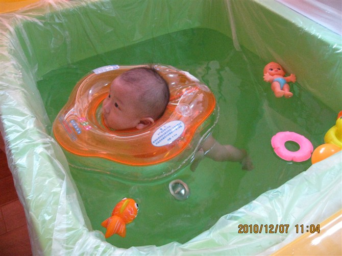 寶寶超級(jí)可愛的，游泳中